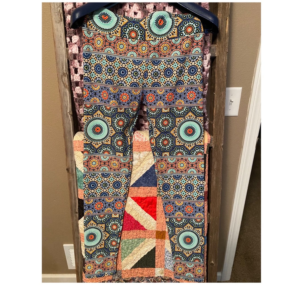 Fun patterned Lularoe leggings